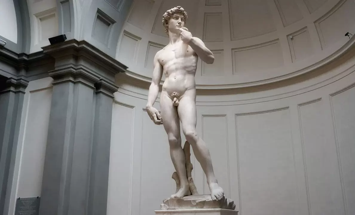 socha nahého muža a zväčšenie penisu